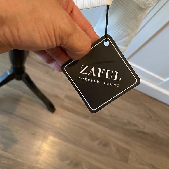 Zaful White Laced Long Sleeves - Picture 2 of 2